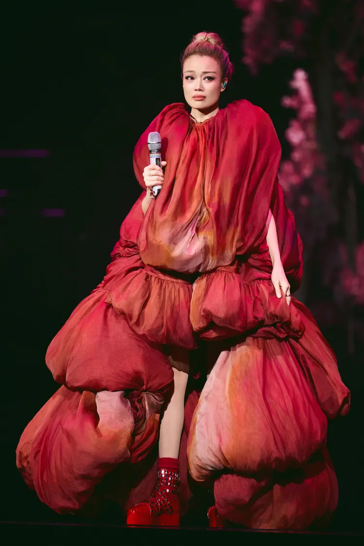 容祖兒以大紅披風霸氣登場。英皇娛樂提供