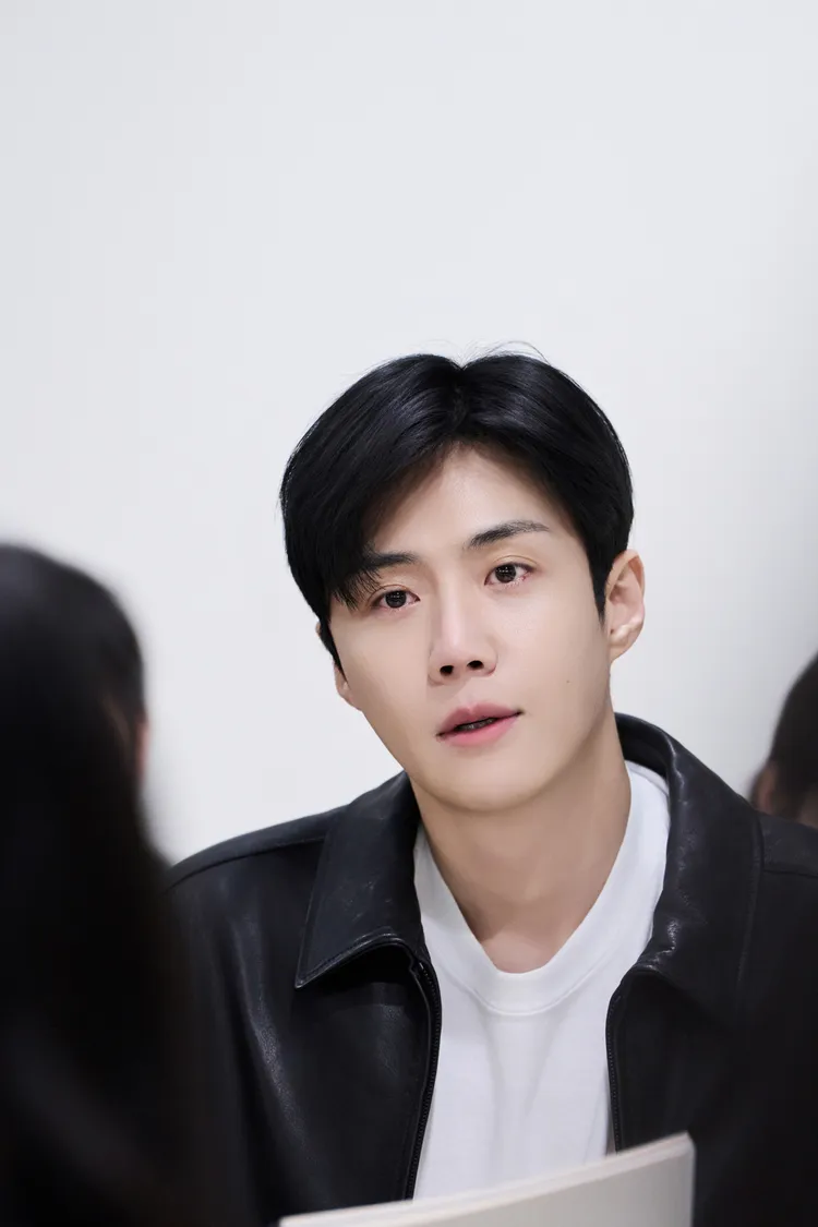 金宣虎飾演畫家。Disney+提供