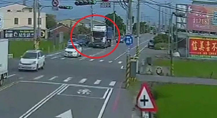 婦人先擦撞路邊車輛倒地後，再遭曳引車輾斷腳。民眾提供