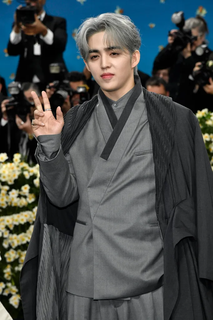 S.COUPS頂著一頭搶眼灰髮相當帥氣。美聯社