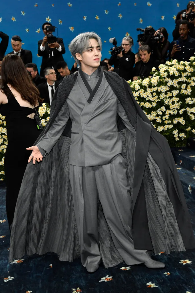 S.COUPS身上的灰色長袍大衣靈感汲取自傳統韓服上衣結構。美聯社