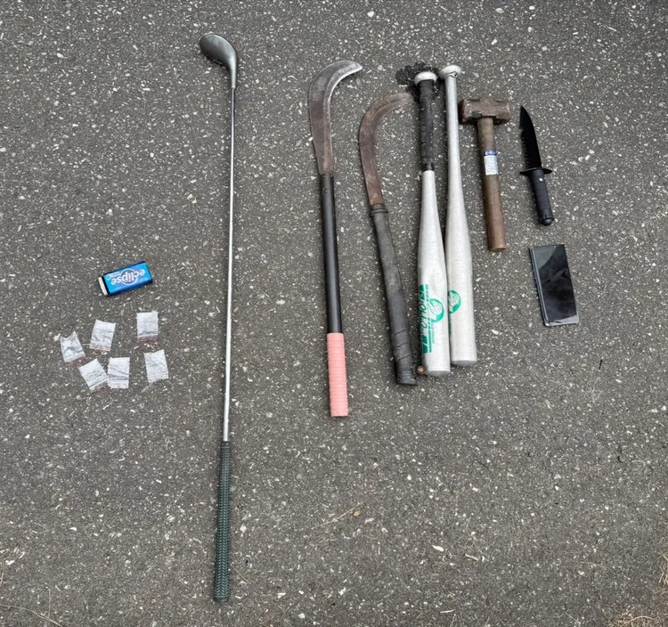 警查獲查獲高爾夫球桿、球棒、鐮刀、鐵鎚、藍波刀及安非他命6包等證物。警方提供