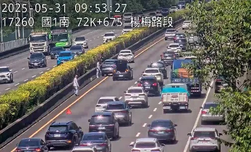 今日上午於國1南向73公里處發生3輛小客車追撞事故，造成後方車流回堵2公里。高公局提供