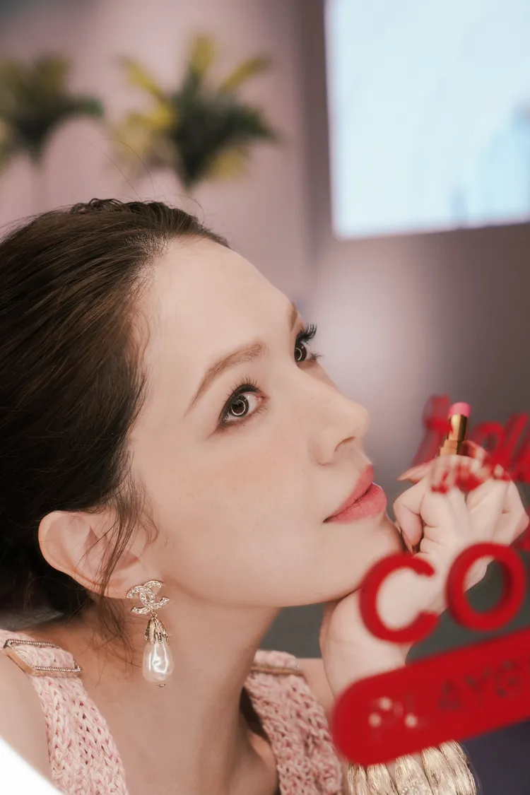 許瑋甯日前現身香奈兒COCO玩色遊樂園搶先使用香奈兒夏妝。品牌提供