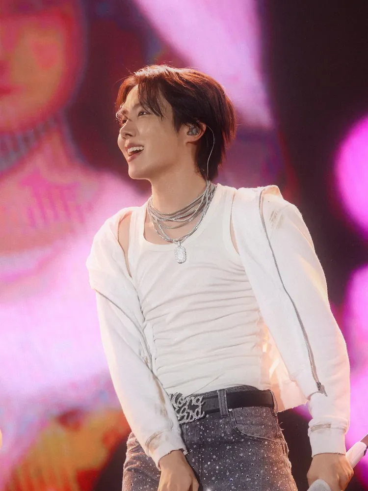 J-HOPE換上白色吊嘎狂扭，半露肩膀，嗨翻全場。翻攝J-HOPE IG