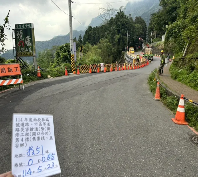 投51線0K+065處道路掏空，縣府工務處已責成廠商立即進場施工，預估至少需要15至20工作日。縣府提供