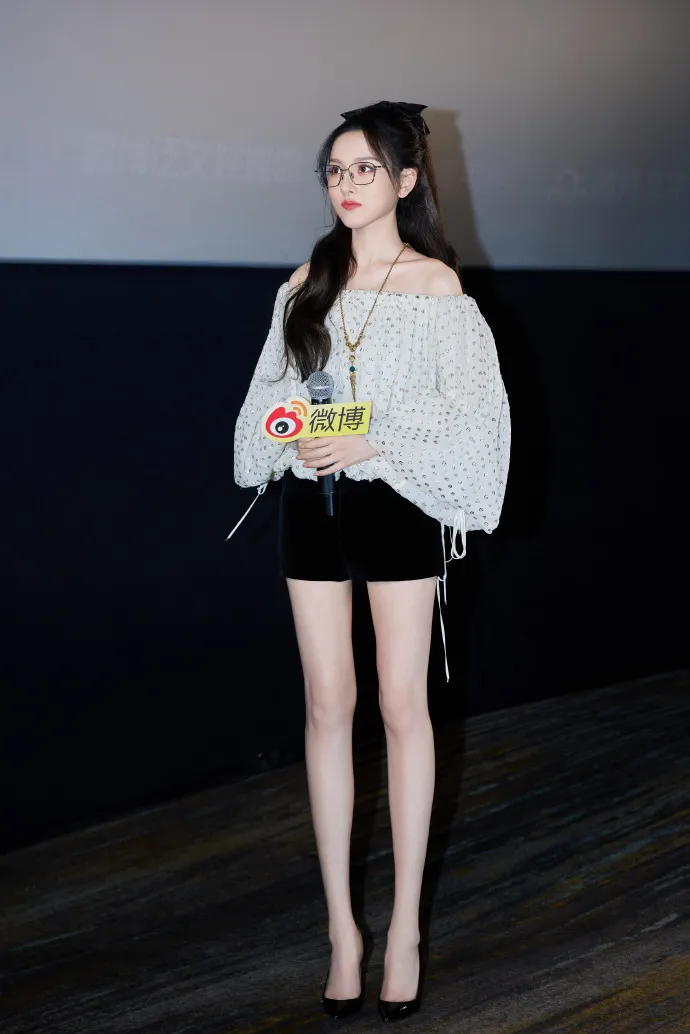 宋祖兒在宣傳新劇時換上Christian Louboutin經典Miss Z鞋款。翻攝宋祖兒工作室微博