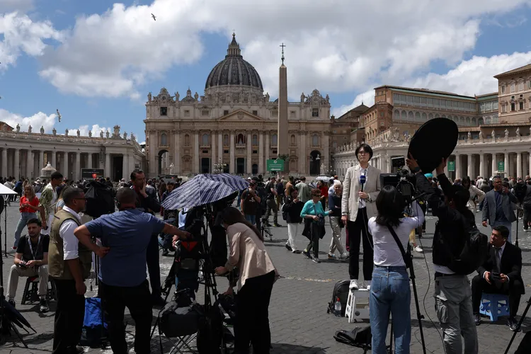 信徒與媒體聚集在聖伯多祿廣場，等候教宗選舉的最新消息。路透社
