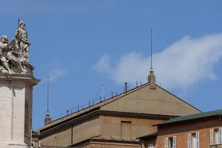 如第一輪選舉未以壓倒性多數票選出新教宗，煙囪將升起黑煙，圖為西斯汀教堂的煙囪。路透社