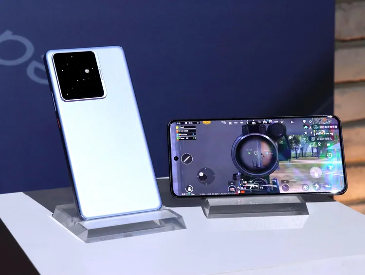 realme GT 7配備6.8吋AMOLED 螢幕，並支援120Hz更新率。趙筱文攝