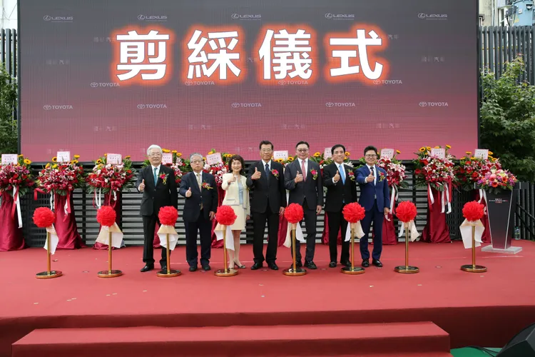 李俊仁建築師(左一)、國都汽車浦野真佐彥副董事長(左二)、和裕投資林麗華董事長(左三)、國都汽車黃南光董事長(中)、  和泰汽車蘇純興總經理(右三)、和泰汽車長沼一生執行副總(右二)、國都汽車黃明顯總經理(右一)。業者提供