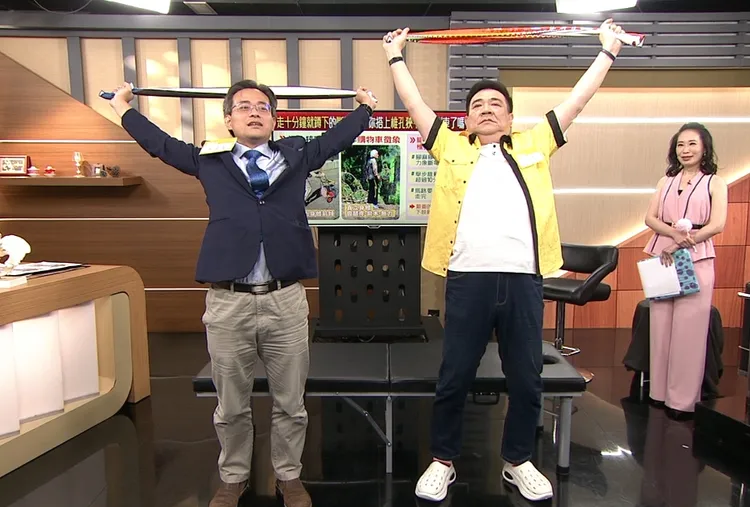 吳孟晃醫師提醒白雲（左）要多做毛巾操舒展筋骨，幫助傷口復原。年代提