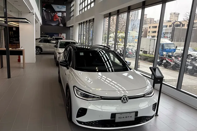 全新Volkswagen林口展示中心依循品牌識別New Volkswagen打造，以落地玻璃帷幕設計，結合明亮挑高的空間規畫，給予消費者寬闊大器的賞車氛圍。業者提供
