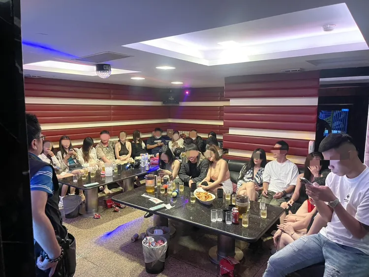 壢警昨晚專案臨檢，查獲29泰女違反《入出國及移民法》，全送移民署辦理。翻攝畫面