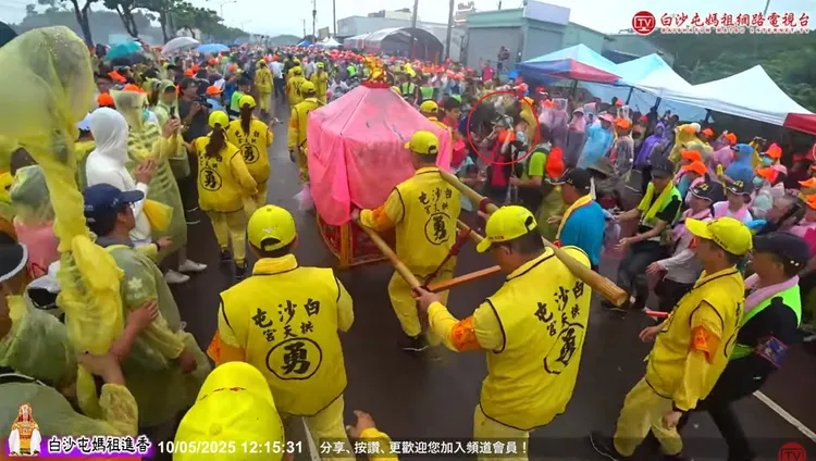 白沙屯媽祖鑾橋突轉向，不只是手持大罷免旗幟的民眾，許多人都未能鑽轎底。翻攝「白沙屯媽祖網路電視台」