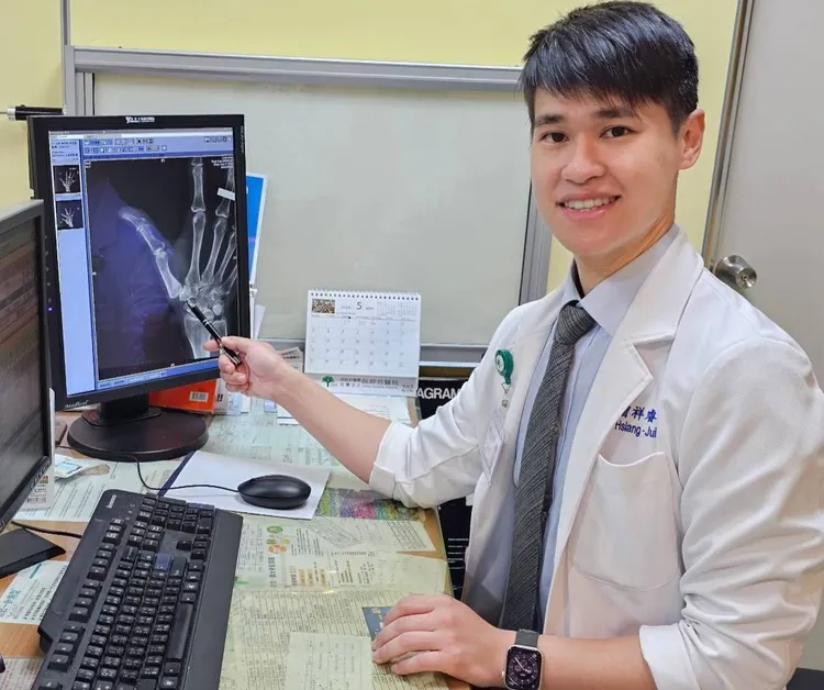 高雄阮綜合醫院骨科醫師曾祥睿建議，民眾若有異狀盡快就醫。院方提供