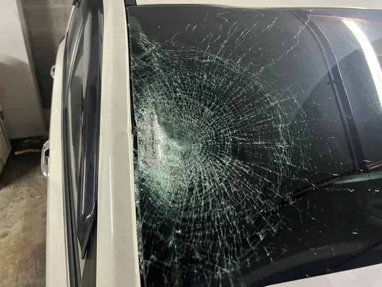 邱軍車輛因車禍導致擋風玻璃破碎。翻攝照片