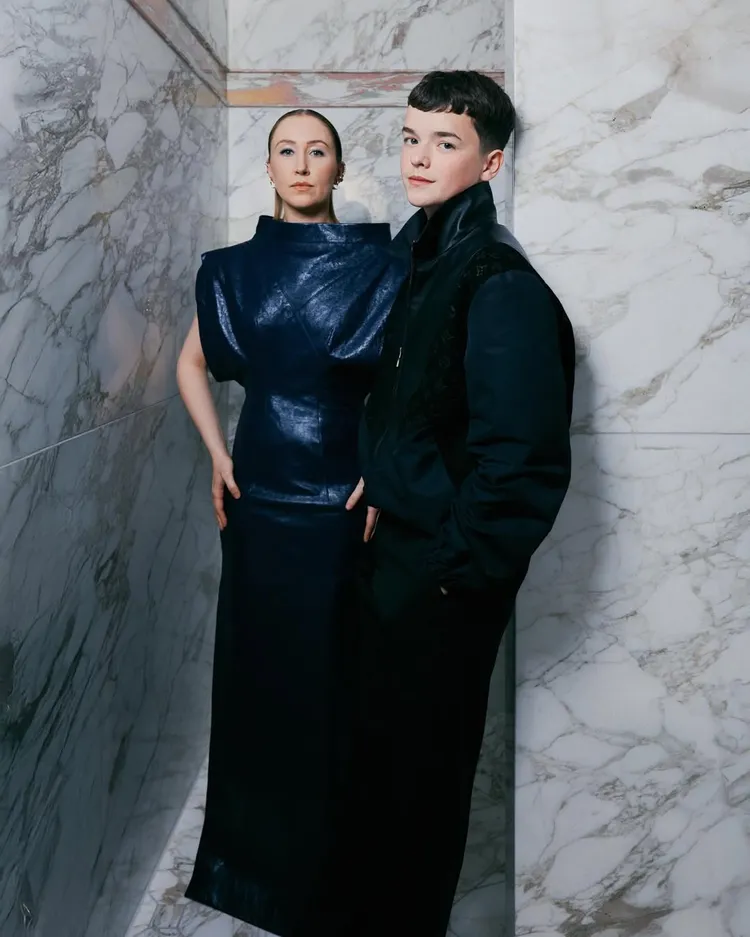 《混沌少年時》主角Owen Cooper（右）和在劇中飾演心裡師的Erin Doherty（左）有精彩對手戲。翻攝Owen Cooper IG