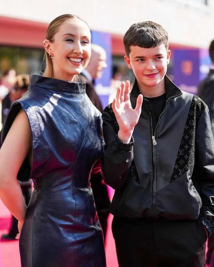 《混沌少年時》主角Owen Cooper（右）和在劇中飾演心裡師的Erin Doherty（左）有精彩對手戲。翻攝Owen Cooper IG