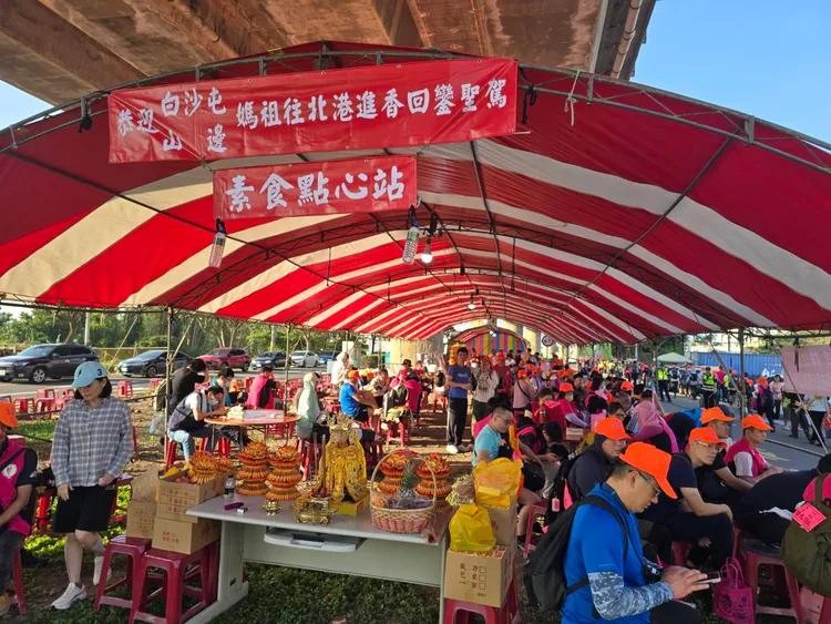清水區民眾準備點心站恭迎白沙屯媽祖。民眾提供