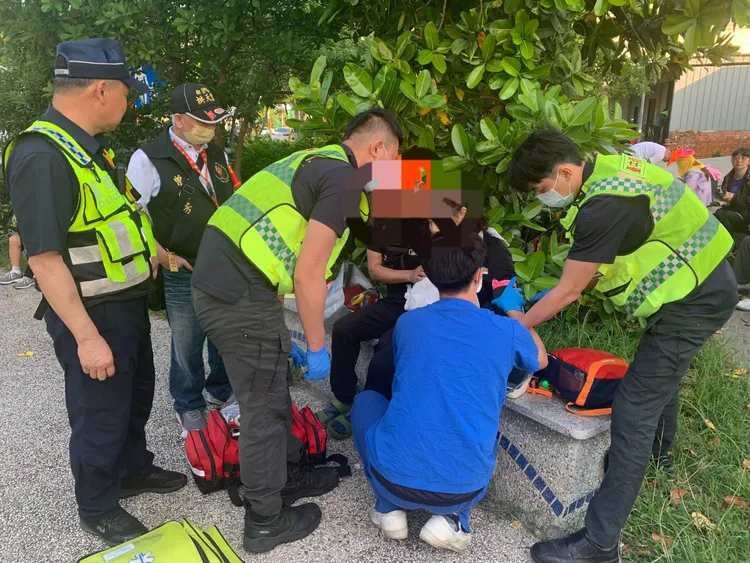 60多歲婦人上午隨白沙屯媽祖進香途中，因體力不支昏倒，警方及救護人員協助送醫。民眾提供