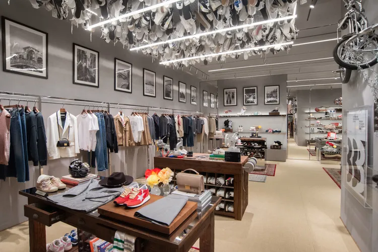 一抬頭會看到將近200雙從天花板懸垂而下的運動鞋。品牌提供