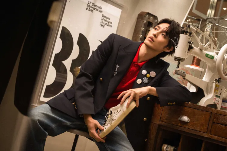 曹佑寧在Super Star鞋款手繪上自己的座右銘。品牌提供