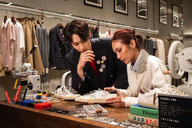 曹佑寧（左）與品牌駐店藝術家Dream Makers客製化專屬Super Star鞋款。品牌提供
