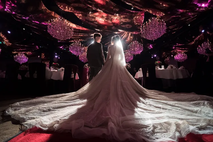 曾在君品舉辦婚宴的新人預訂「愛在君品、璀璨依舊」住房專案，可享房型升等至行政套房及用餐優惠。包浩斯影像提供