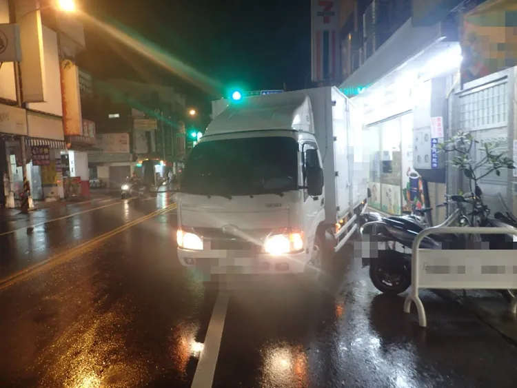 到蝦皮送貨的物流車，靜止狀態下向後滑行，所幸未造成人員受傷。民眾提供