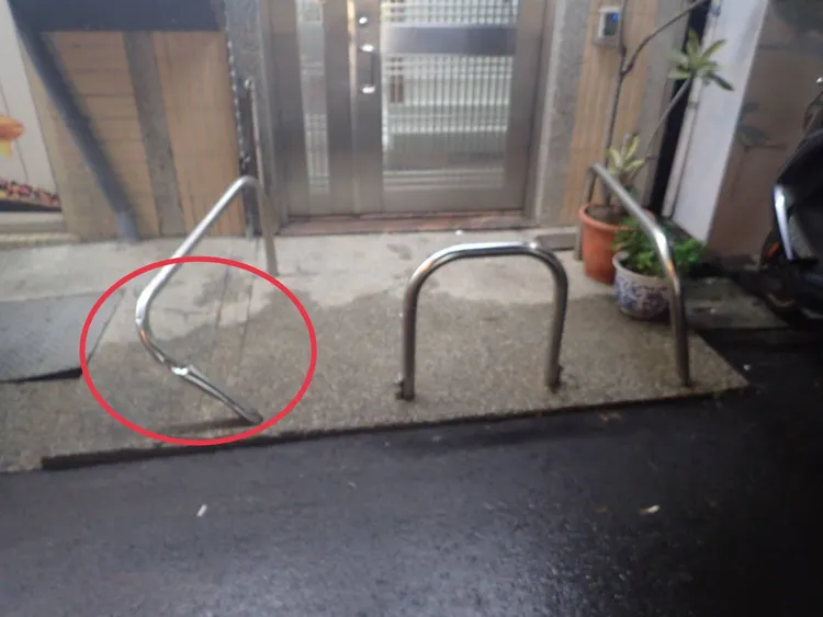 民宅護欄被撞歪。民眾提供