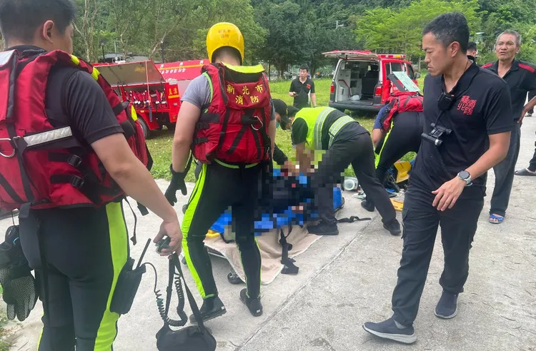 溺水男子被找到時已無生命跡象。翻攝畫面