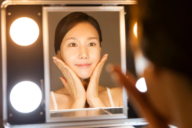 將雙手貼在臉頰，微笑感受肌肉上升力是否足夠。