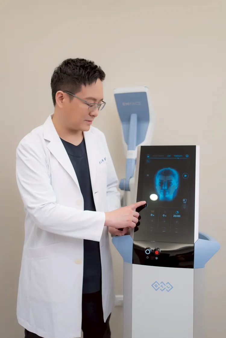 李杰年院長建議，可將EMFACE菲斯波定為固定保養項目之一。