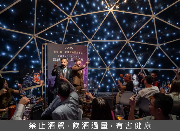 雙品牌大使一同於星空品酩帳下舉杯共飲。