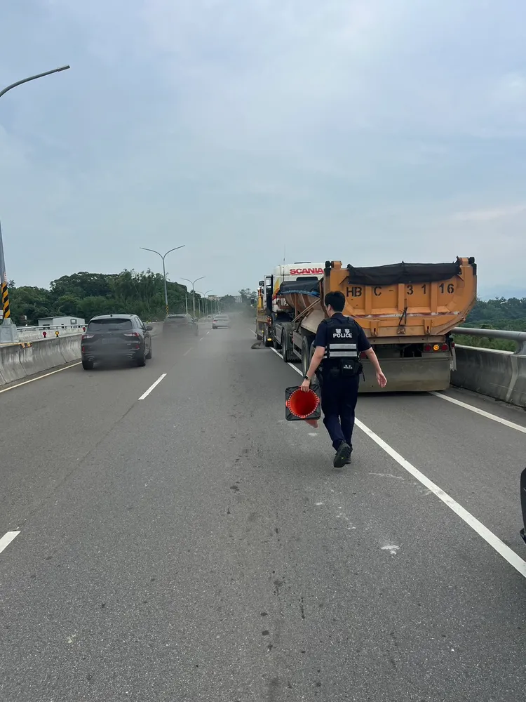 砂石車司機查看拋錨時不慎跌落路面，遭機車撞擊頭部命危。民眾提供