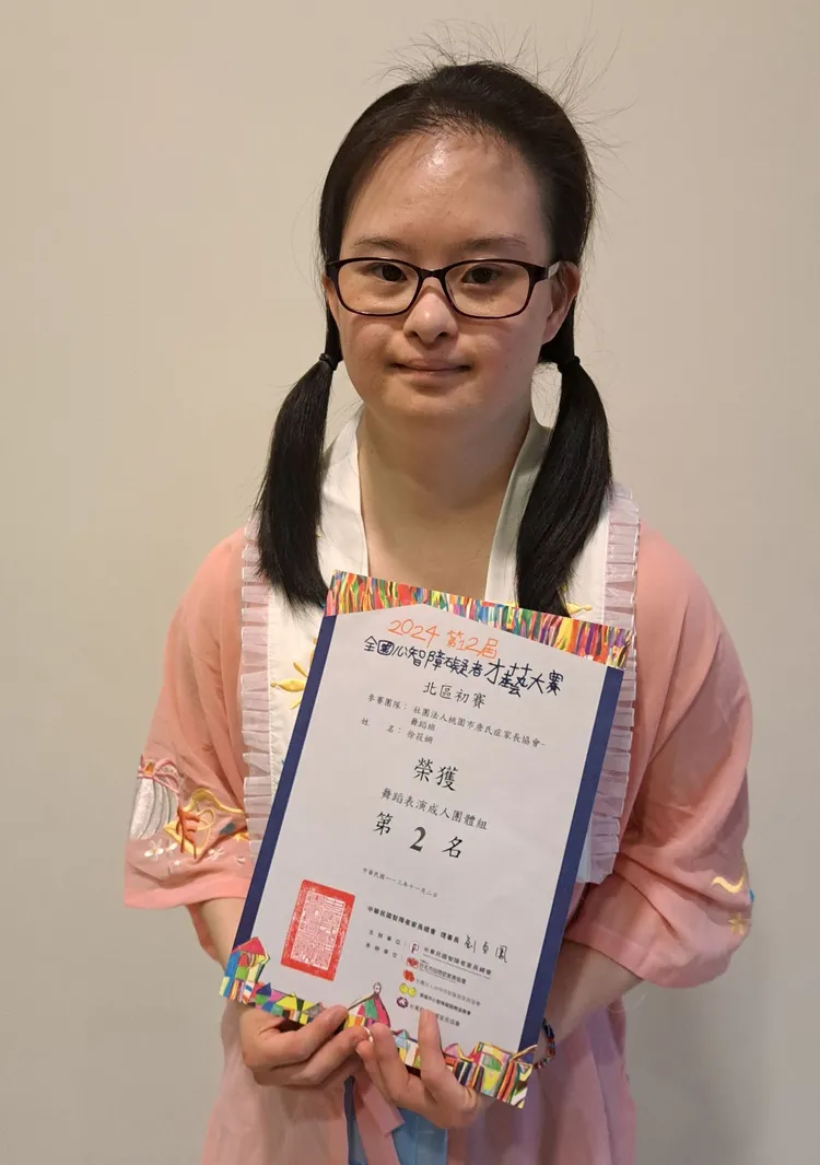 小女兒勇敢站上舞台獲獎。何秀美提供