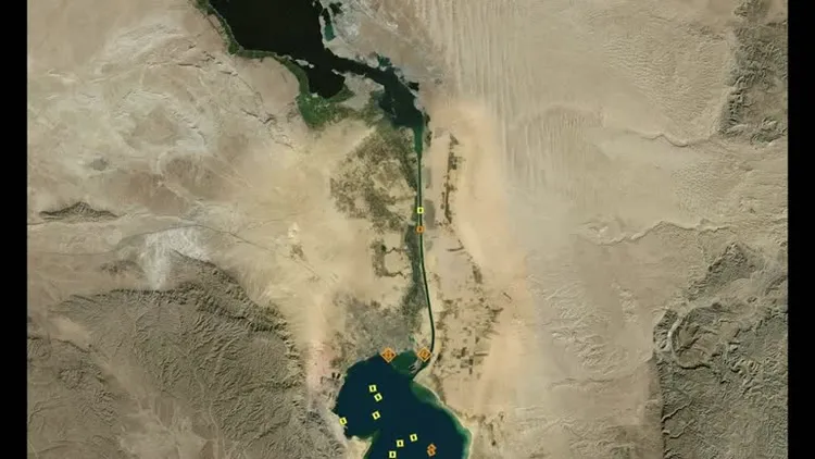 蘇伊士運河曾是歐亞貨運最重要的通道，一有阻塞就衝擊全球貿易，圖為衛星空拍照顯示一艘新加坡貨輪在蘇伊士運河受困。資料照片