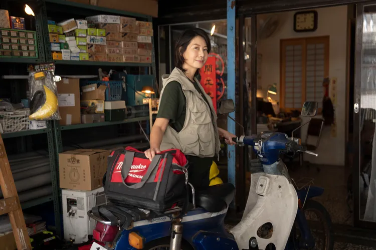 丁寧飾演最MAN水電工還騎檔車。華視、公視台語台提供