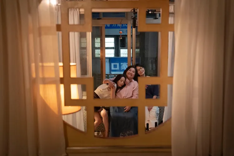 三個熟齡閨蜜拋開包袱重啟人生。華視、公視台語台提供