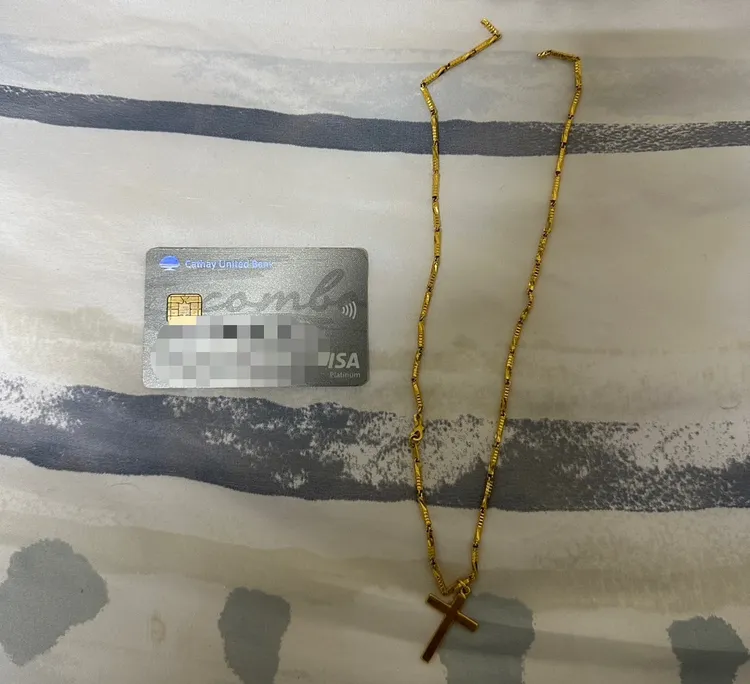 劉男搶走的財物與提款卡。警方提供