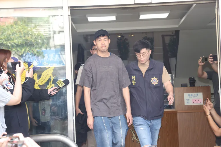 「小蝦」陳大天涉嫌閃兵遭拘提，偵訊後於下午2時送往新北地檢署。攝影中心攝