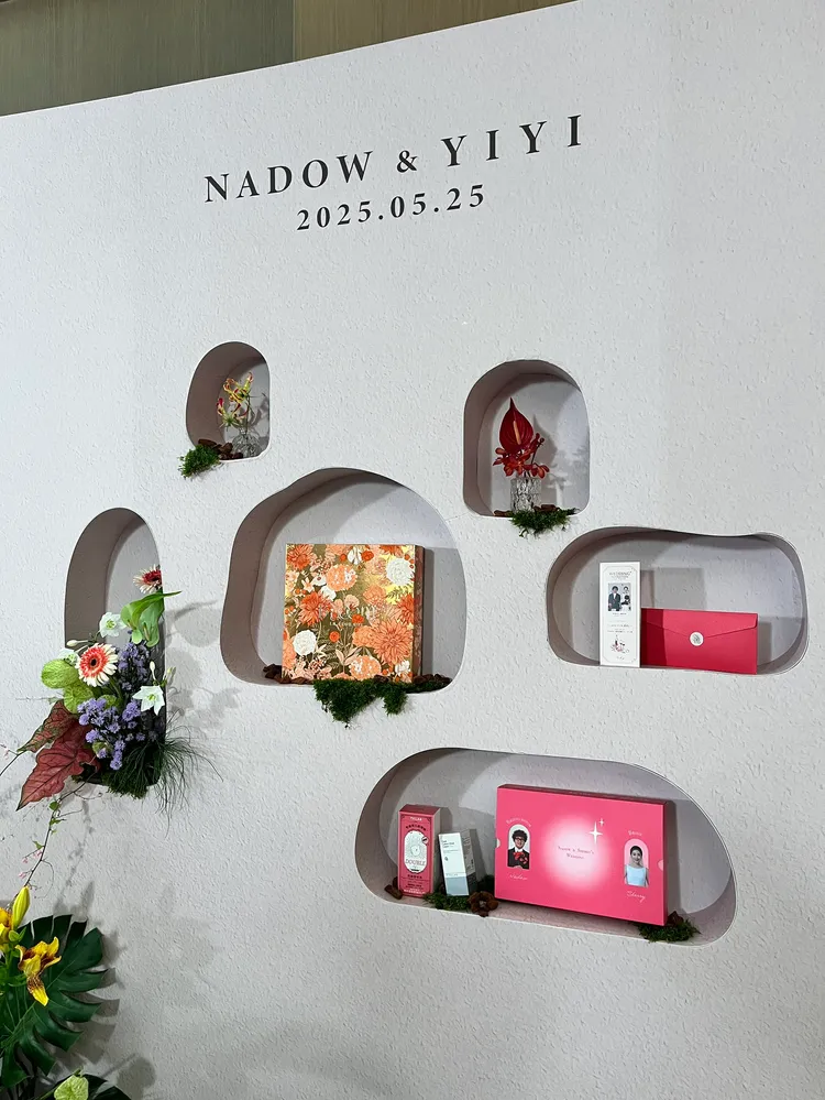 納豆婚禮的喜帖、伴手禮（膠原飲禮盒）和喜餅。莊宗達攝