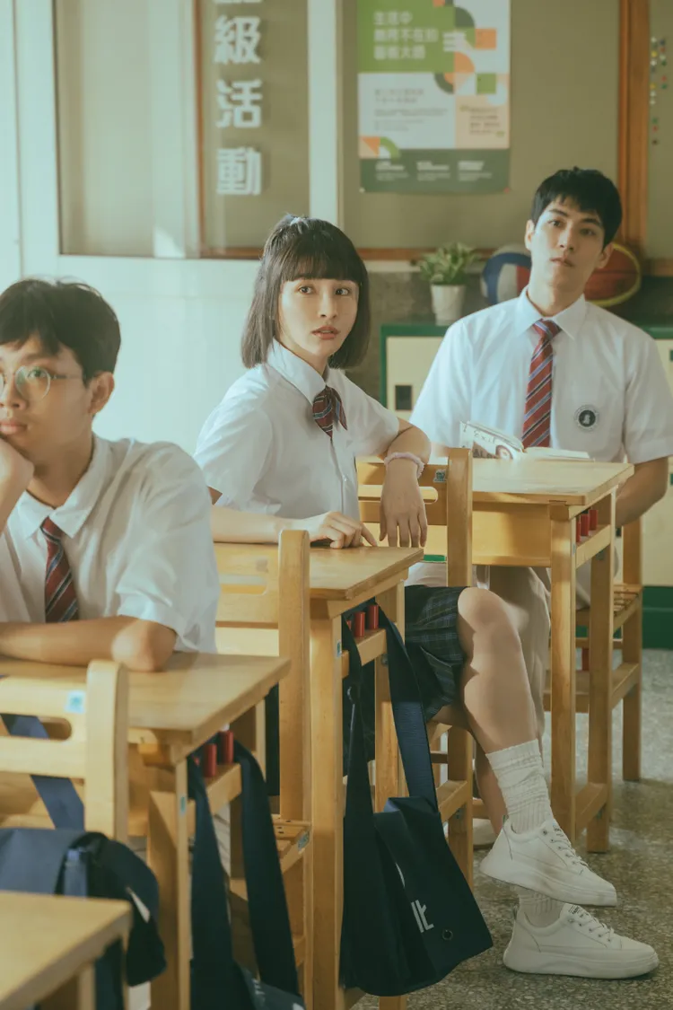 峮峮穿校服。阿榮影業提供