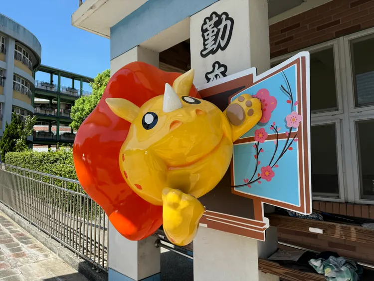 淡水古蹟博物館「裝置藝術品巡迴展覽」活動計畫日前在三峽國小試辦展出，獲得熱烈回響，師生直呼太可愛。館方提供