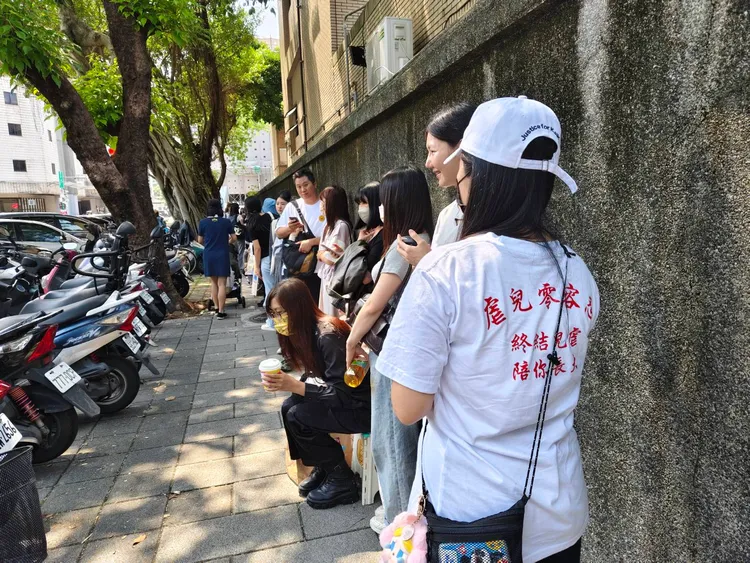 穿著印有「虐兒零容忍」T恤的剴剴戰士搶頭香排隊等聽剴剴案宣判。張欽攝