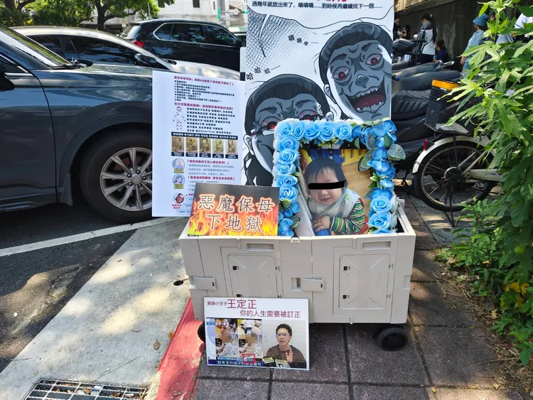 剴剴案今天宣判，聲援剴剴的戰士們準備他的遺像及「惡魔保母下地獄」等標語放在北院寶慶院區大門前。張欽攝