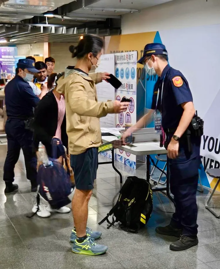 警方執行安檢。警方提供