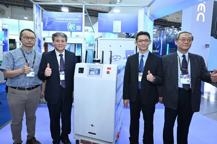 工研院研發「AI智能影像醫療物流機器人」。圖左起為工研院南分院副組長李曉暉、高雄榮總教學副院長林育德、經濟部產業技術司司長郭肇中、工研院南分院執行長曹芳海。工研院提供