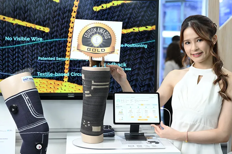 紡織所研發「智慧彈性護膝」。工研院提供